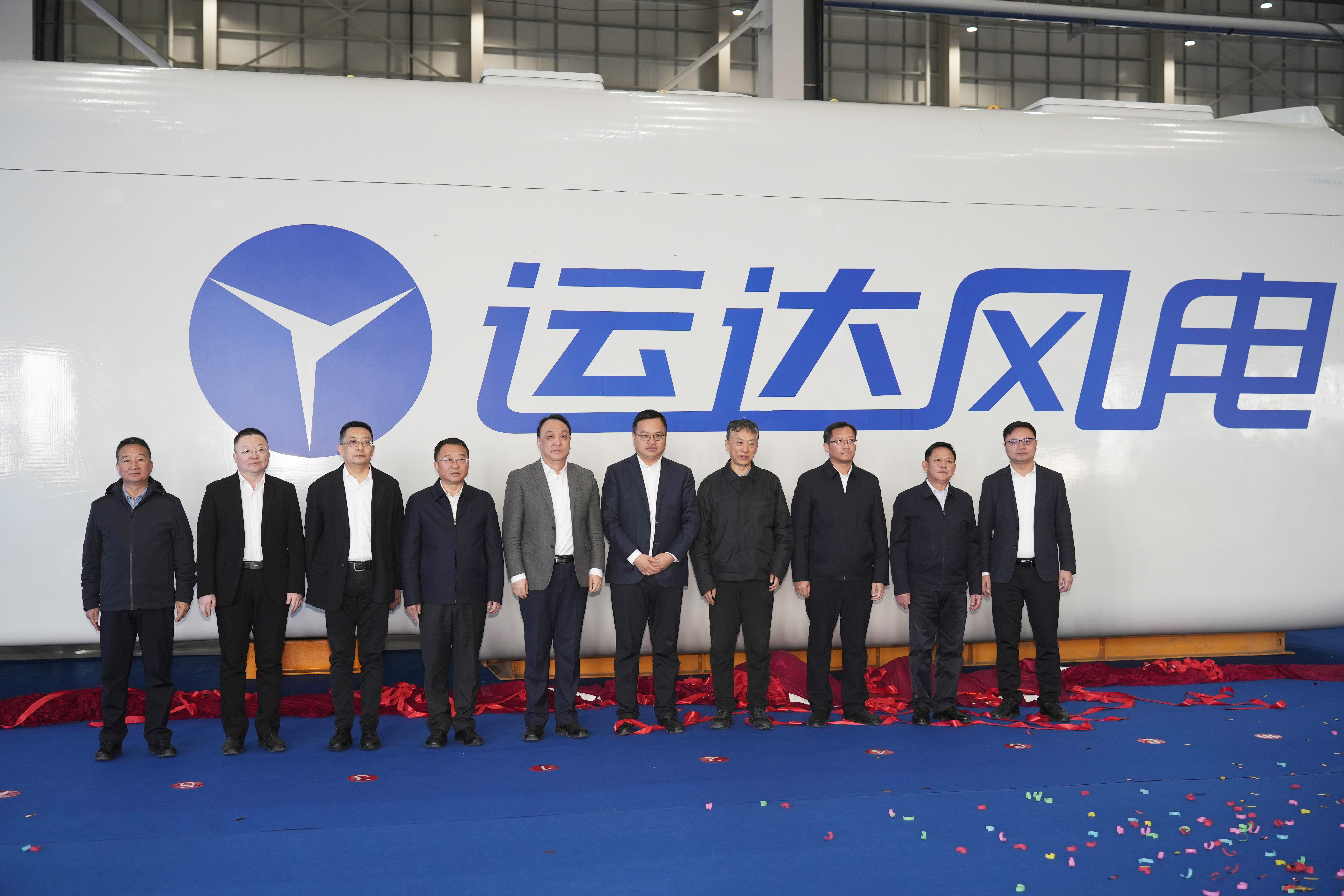 威尼斯9499登錄入口股份（阿拉善盟）新能源裝備制造基地首臺(tái)機(jī)組下線投產(chǎn) &ldquo;沙戈荒&rdquo;逐綠再煥新動(dòng)能！